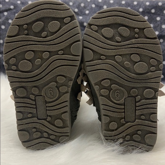 Toddler size 6 adorable gray fuzzy lined boots - Picture 6 of 8